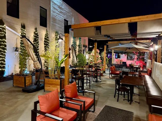 Robert's Tropical Table Bar and Lounge