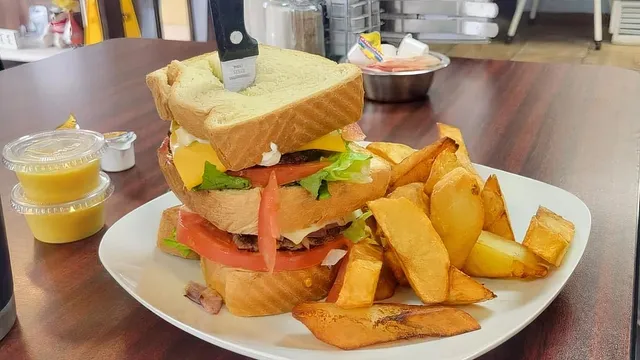 Frank's On The Avenue