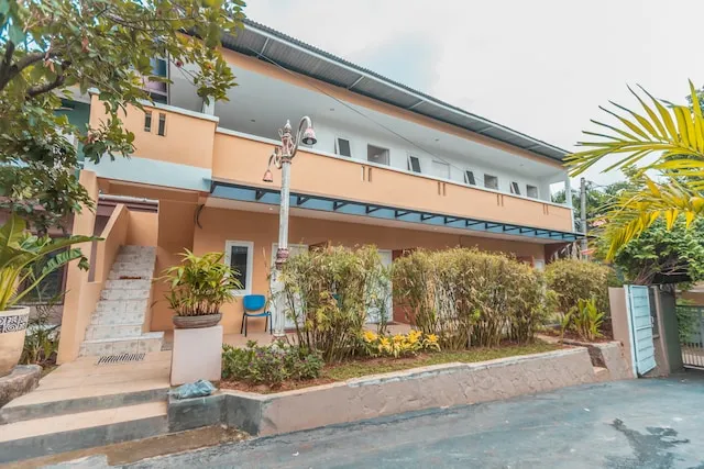 OYO 2229 Dolfie Residence