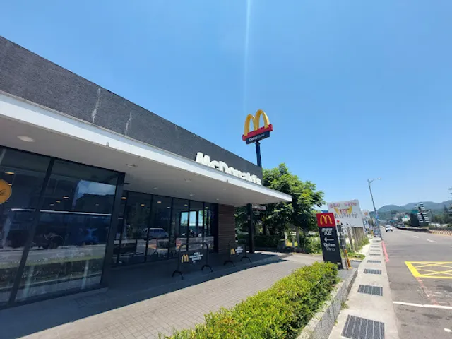 McDonald's Jinshan Zhongshan