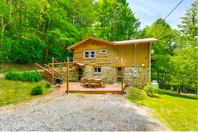 Maggie Valley Log Cabin: Deck + Mountain Views!
