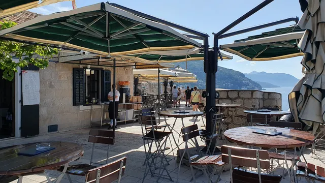 Caffe on the Wall (SV. PETAR)