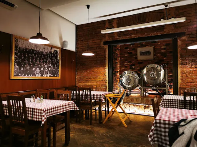 The Golden Harp - Irish Pub Simmering