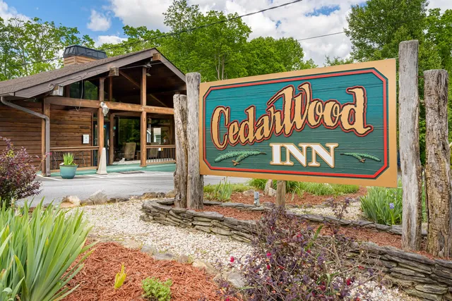 CedarWood Inn