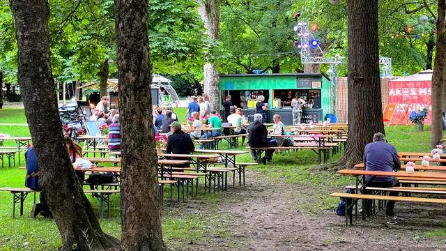 "fesch" Biergarten im Nußbaumpark