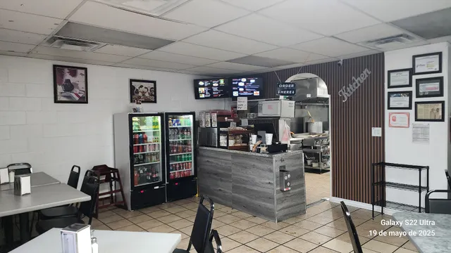 Mama Vicky's Pupusas y Mas