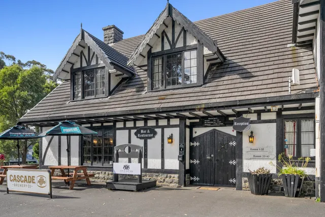 The Fox and Hounds Historic Hotel