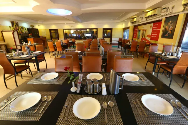 Motel Highway (Sri Adhinatha Pure Veg)