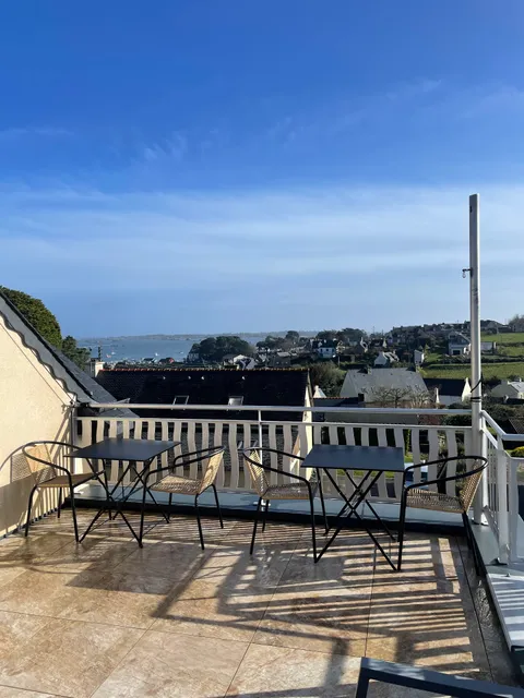 Les Chambres du Roc'h Hir face à Bréhat