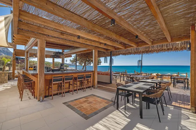 Kanaloa Beach bar - smart cocktails & dining