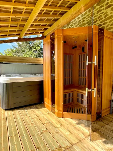 Gite avec Piscine couverte et étang de pêche