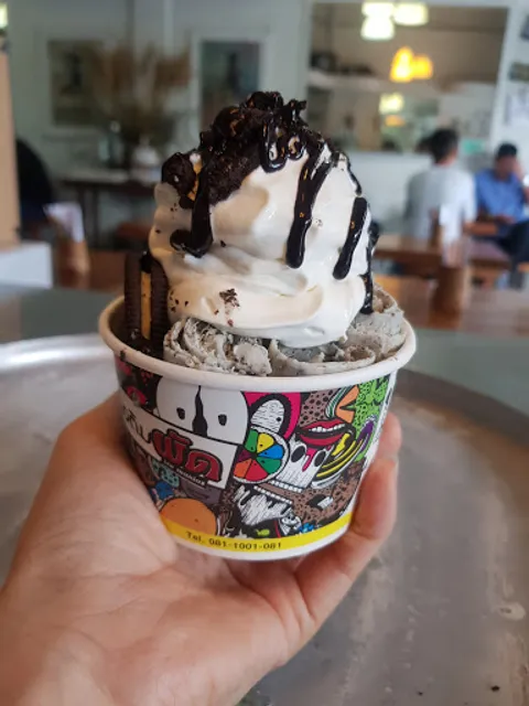 ไอติมผัด Ice Manias Cafe (The First Ice Cream Roll)