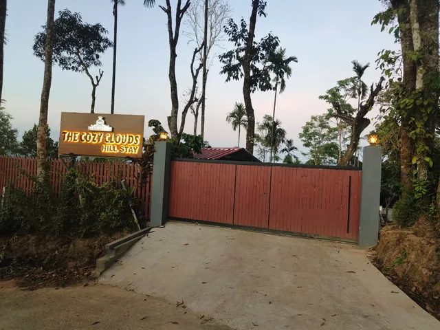 The Cozy Clouds Hill Stay