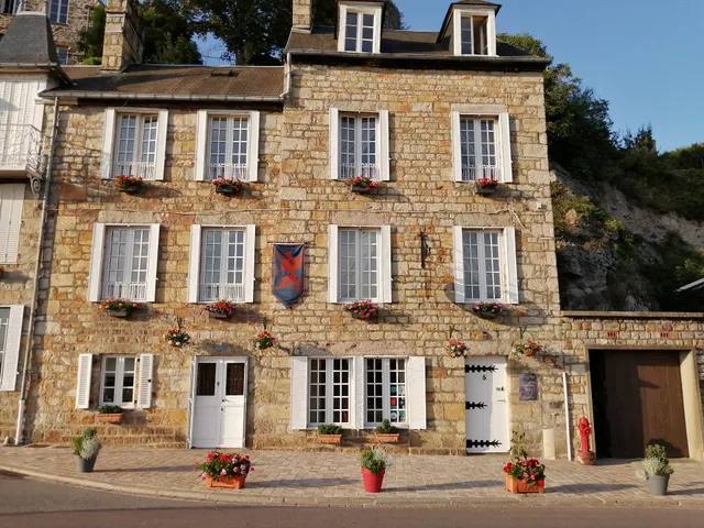 Numéro CINQ Chambre d'hôtes / B&B. BOOK DIRECT for a better rate.