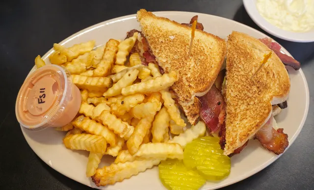 Mely's Restaurant & Lounge