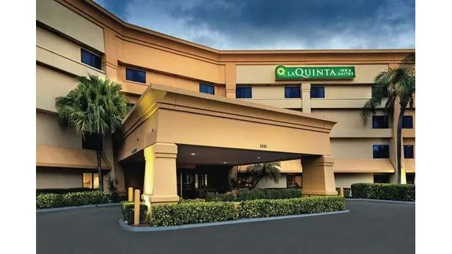 La Quinta Inn & Suites by Wyndham Miami Airport East