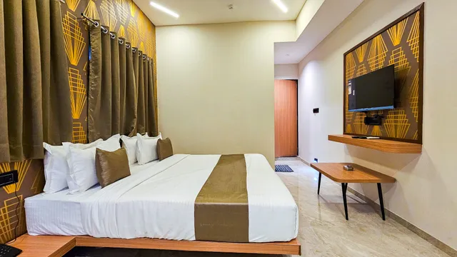 Hotel Nova Sky - Nr. Atmiya University