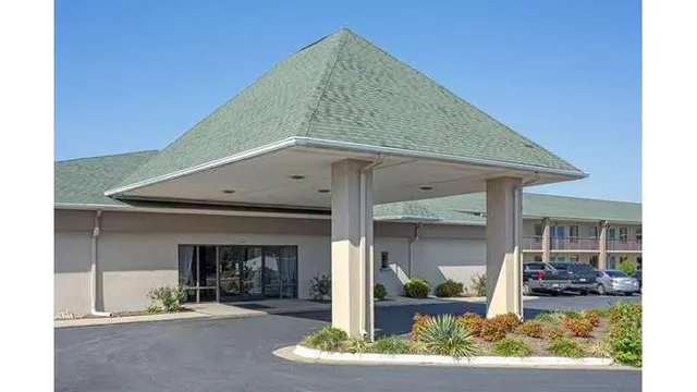 Super 8 by Wyndham Dunn