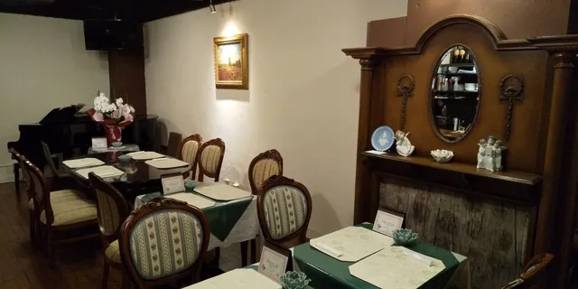 グランドピアノのある小さなリストランテ ‘‘エスティア’’ Pasto sotterraneo e pianoforte Hestia