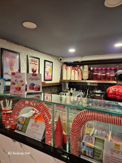 Giani's Ice Cream Shakes & Sundaes