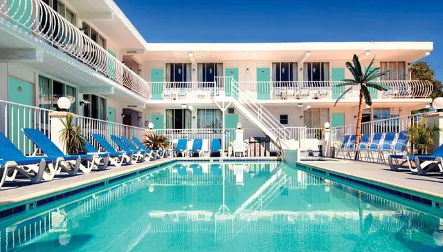 Daytona Inn & Suites