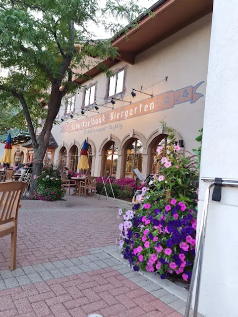 Schnitzelbank Biergarten