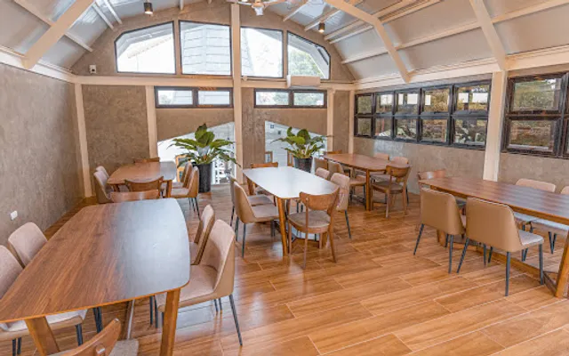 Hillbarn Cafe & Restaurant