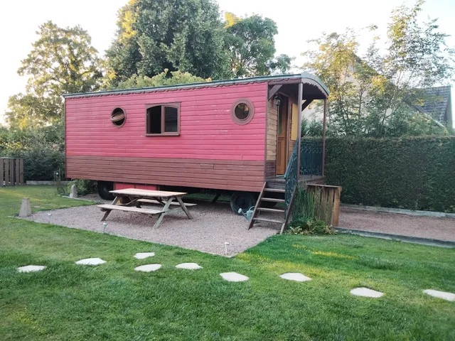 Gîte Roulotte les pieds dans l'herbe