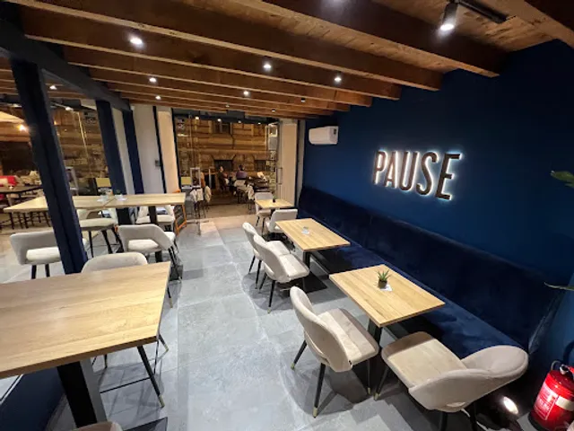 PAUSE Kitchen & Bar