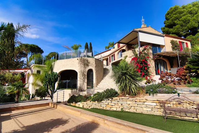 La Demeure Insoupçonnée, chambre d'hôtes et gîtes à Cassis, spa, piscine, vue mer