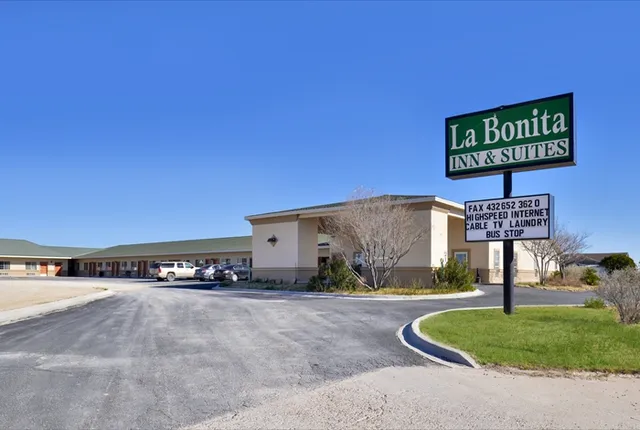 La Bonita Inn & Suites