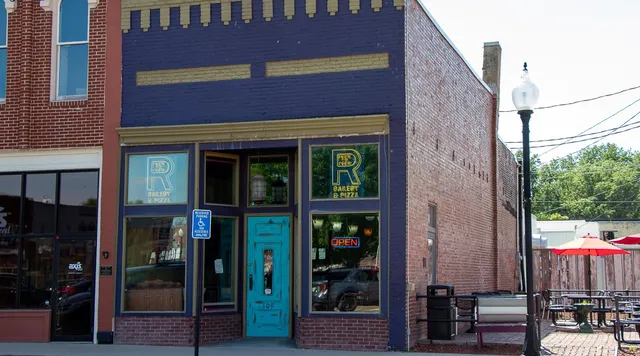 River to River Bakery & Pizza