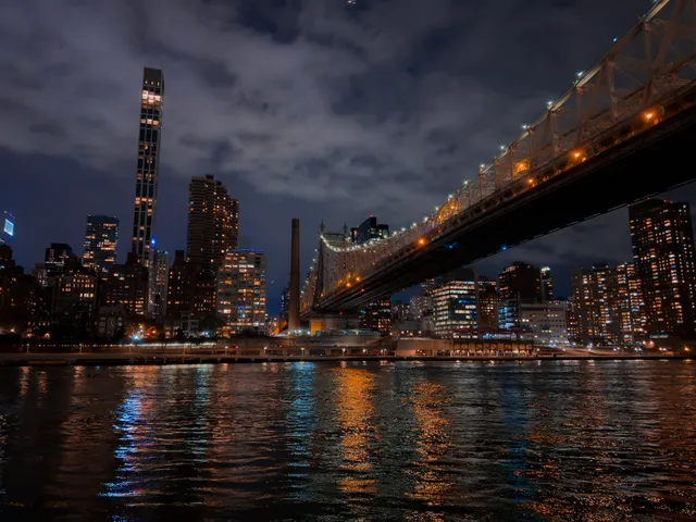 Roosevelt Island Viewpoint - Manhattan Side