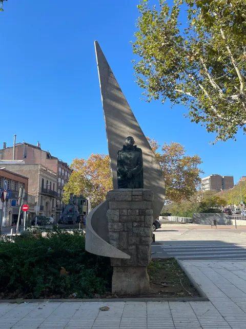 Monument a Pere Vives Vich