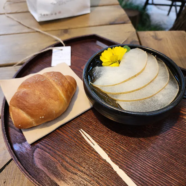 Jayeondo Sogeumppang (Salt Bread) & Jayeondoga