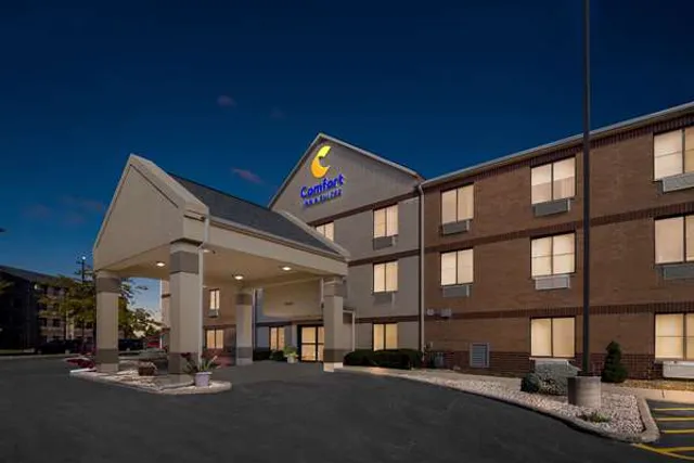 Comfort Inn & Suites near Tinley Park Amphitheater