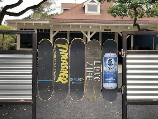 Lucy's On Lighthouse