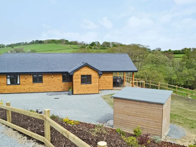 Bryncoch Holidays - Luxury accommodation With Hot Tubs