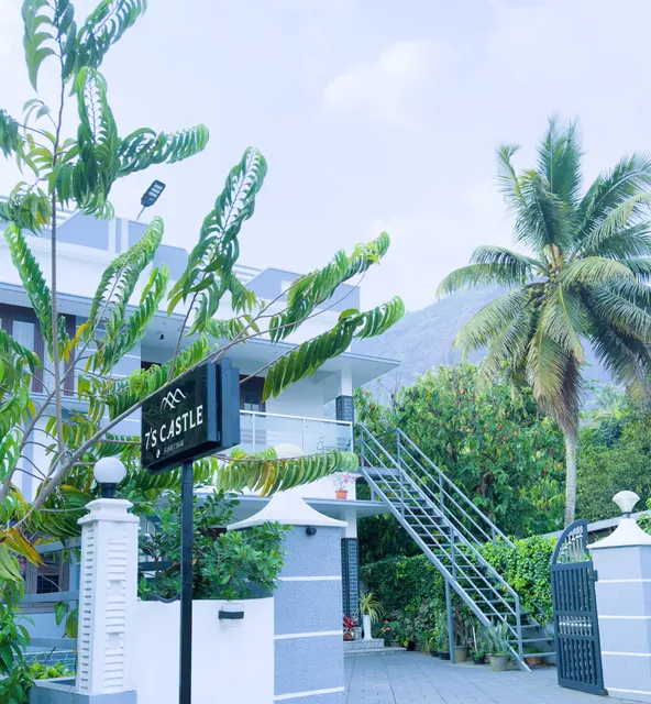 7's Castle Famistay, Adimali