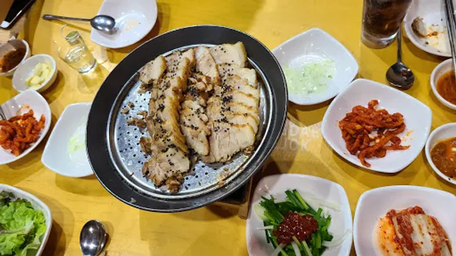 Hongdae Kalguksu & Jokbal