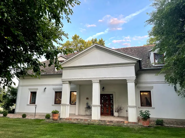 Platános Kúria Equestrian Mansion