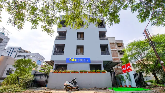 FabExpress Aura Inn - Hotel in Sector EB