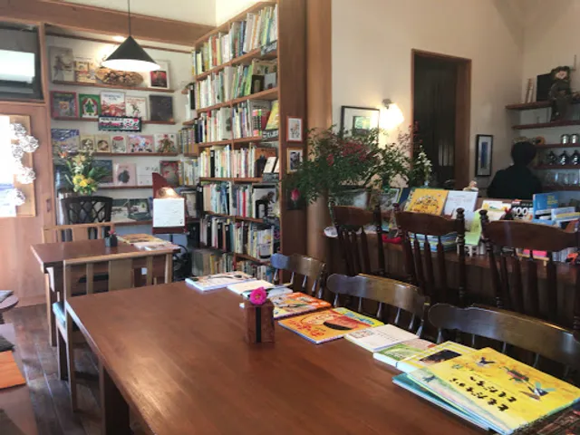 絵本カフェ なんだかうれしい。