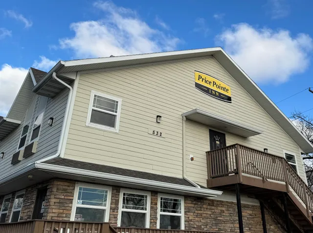 Price Pointe Inn & Sportz Lounge