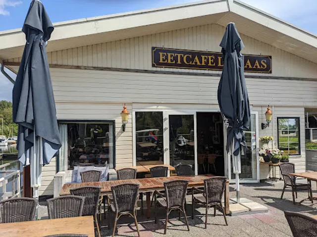 Eetcafe aan de Maas, terras aan het water