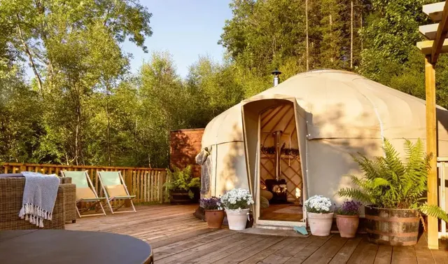 Yurtshire Eavestone Lake