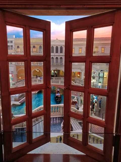 Must-See Spots: Las Vegas Walking Tour