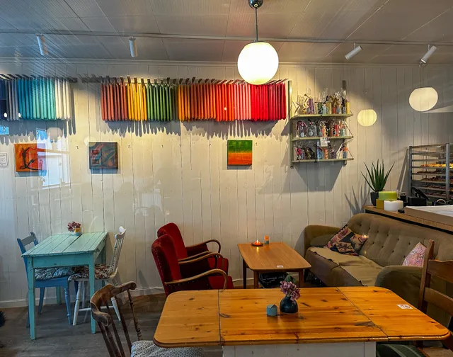 Henningsvær Lysstøperi and Cafe