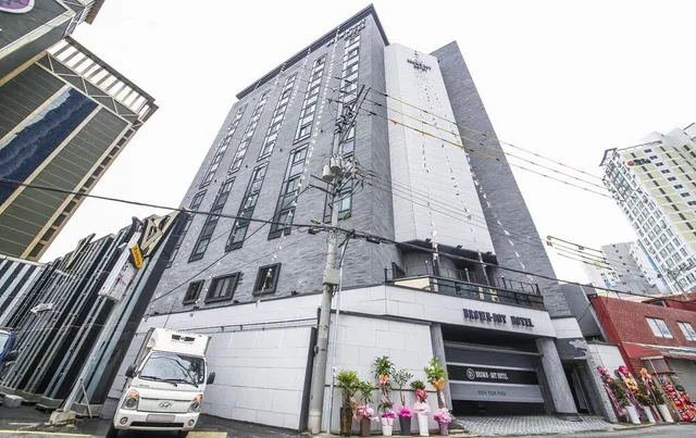 Brown-dot Hotel Gupo