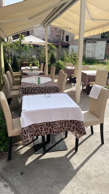 Bistro Romantic Alley